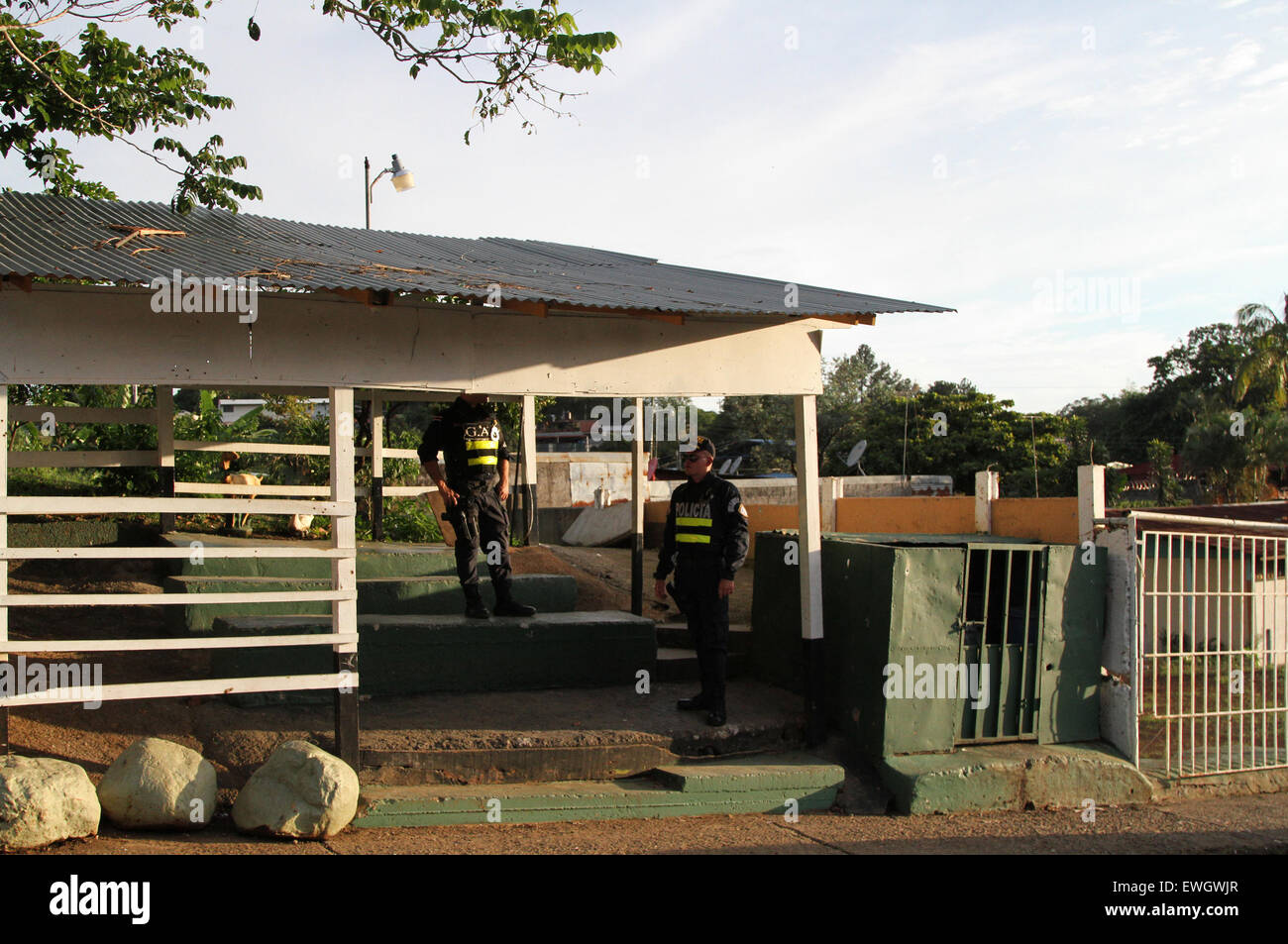 Alajuela. Il 23 giugno, 2015. Immagine presa il 23 giugno 2015 mostra poliziotti a guardia del quartiere noto come 'El Infiernillo' in Santa Rita, Alajuela in Costa Rica. Elementi delle forze di sicurezza hanno reso le installazioni di grandi dimensioni nella zona in settimane recenti per la lotta contro la droga e la violenza gruppi dediti al traffico di stupefacenti. Il 26 Giugno la Giornata Internazionale contro l abuso e il traffico illecito di droghe è celebrato. © Kent Gilbert/Xinhua/Alamy Live News Foto Stock