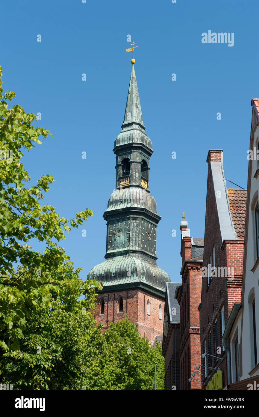 Il campanile di San Lorenzo e la chiesa medievale di gables presso la piazza del mercato di Tönning, Nord Friesia, Germania Foto Stock