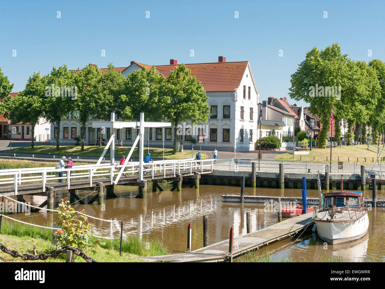 Lo storico ponte bianco di Tönning, un piccolo porto in Frisia settentrionale, influenzato dal patrimonio olandese Foto Stock