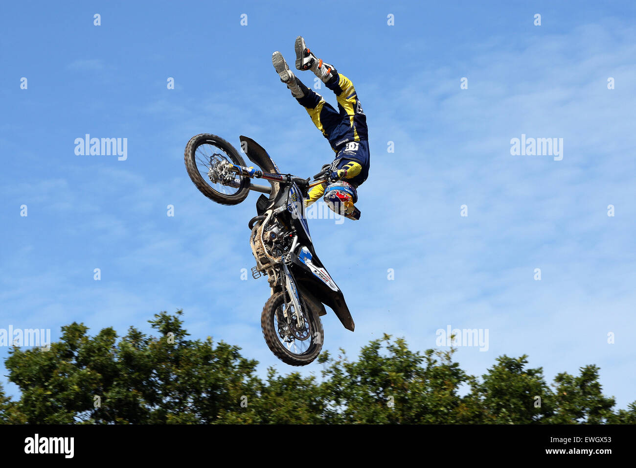 Goodwood, REGNO UNITO, 25 Giugno, 2015. Trial Bike stunt a Goodwood Festival della velocità 2015, Goodwood, REGNO UNITO, 25 Giugno 2015: Credito Rally-Pics.com/Alamy Live News Foto Stock