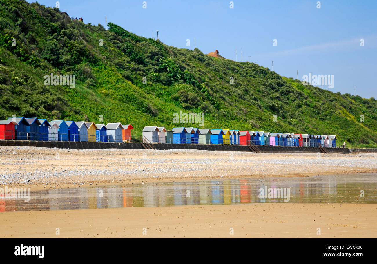 Cabine sulla spiaggia, sul lungomare est a Cromer, Norfolk, Inghilterra, Regno Unito. Foto Stock