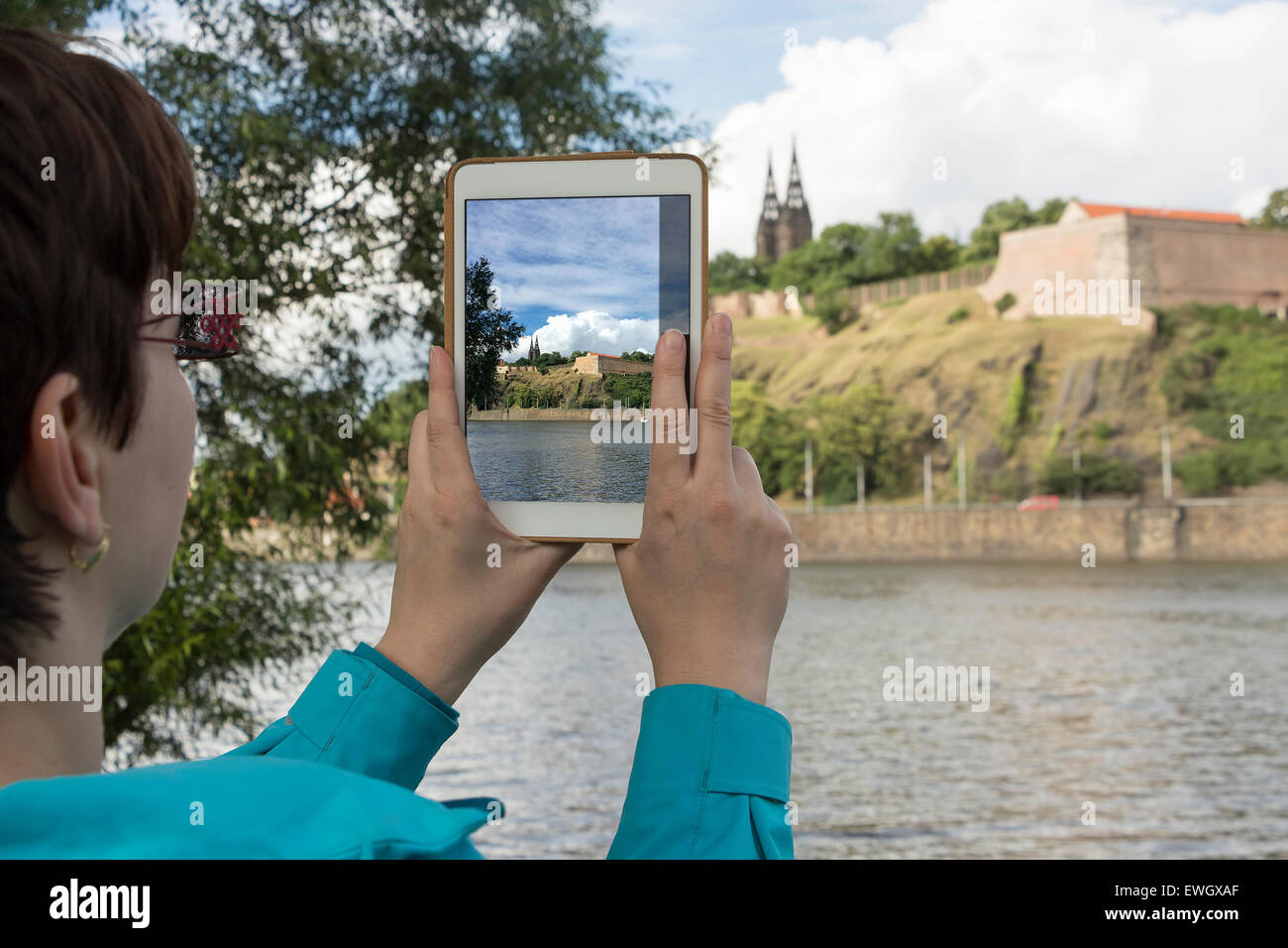 Visite turistiche, giovane turista femminile prendendo foto di vista in Praga, Repubblica Ceca. Foto Stock