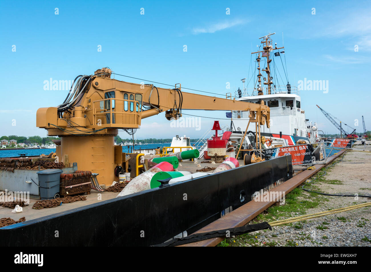 Wisconsin Door County, Storione Bay, Costa Guiard taglierina Mobile Bay rompere il ghiaccio rimorchiatore spinge un aiuto alla navigazione Inclus. Foto Stock