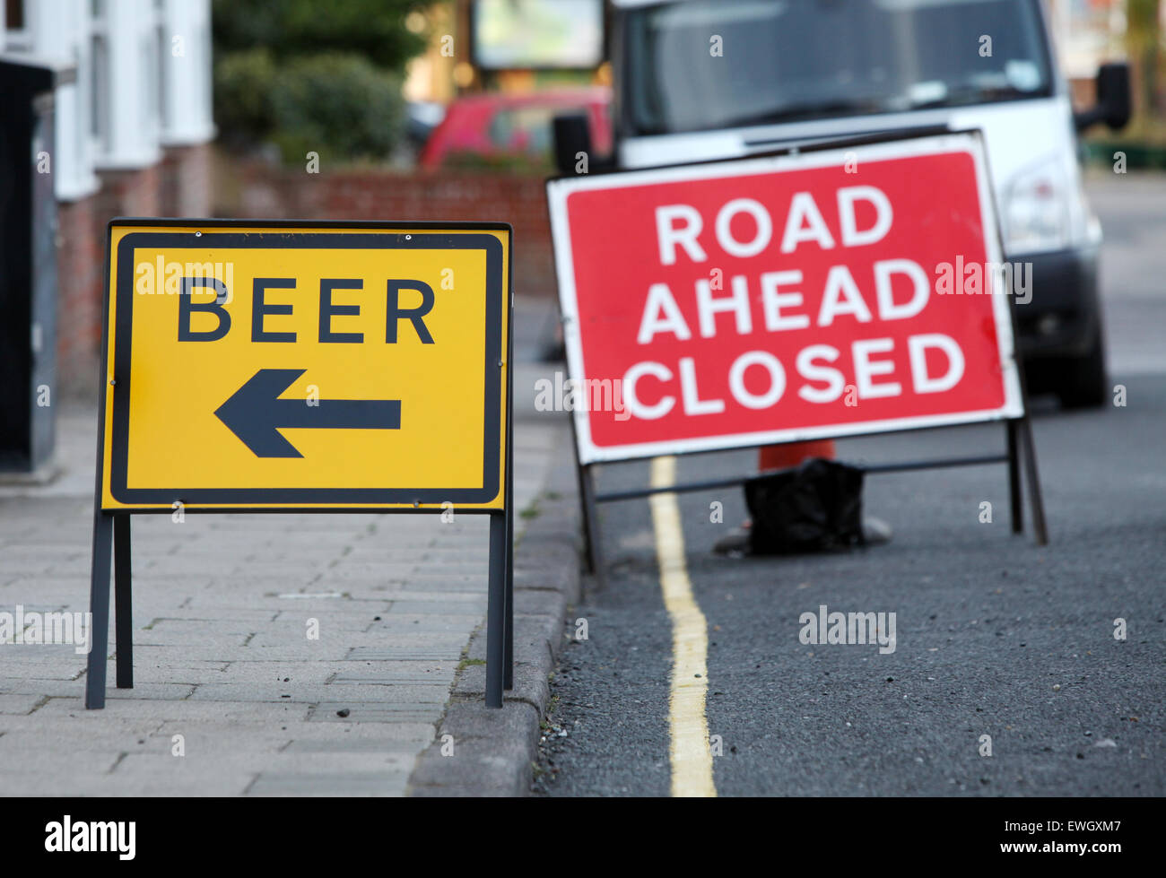 Roadworks segno rivolto alla birra presso un pub nelle vicinanze durante una chiusura della strada Foto Stock