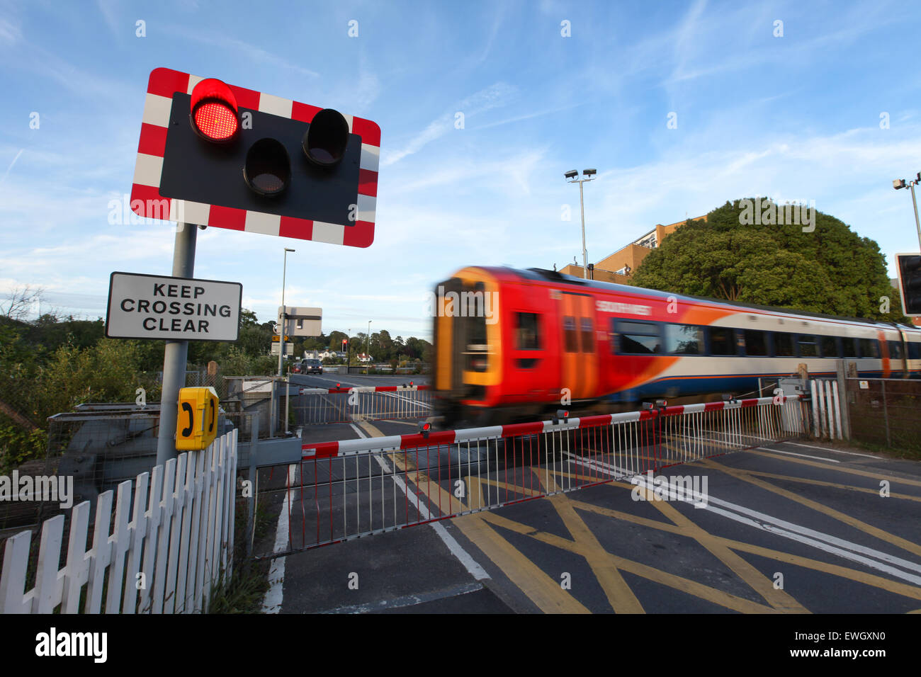 Un treno di sud-ovest passando attraverso Lymington attraversamento ferroviario Foto Stock