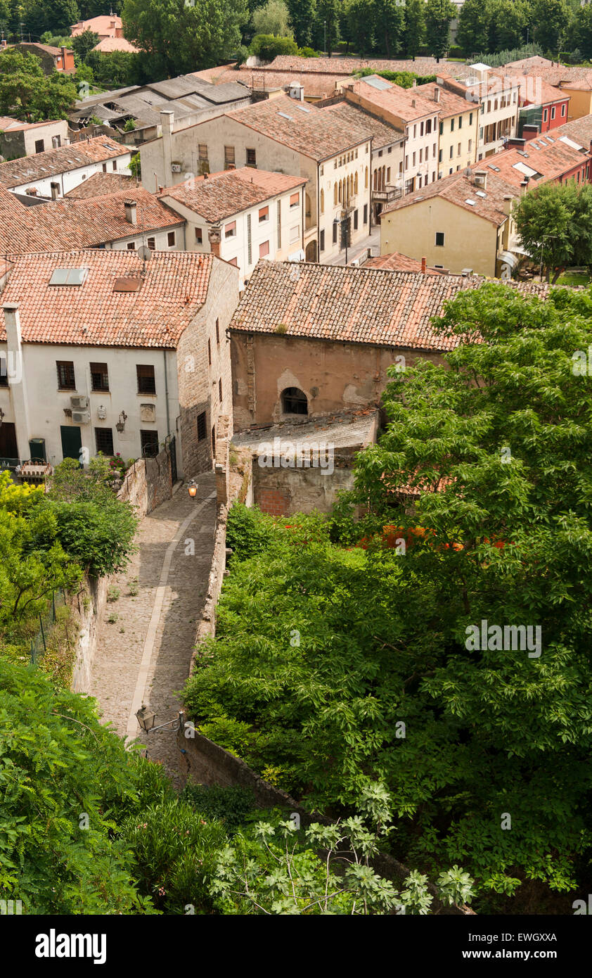 Guardando verso il basso da sette chiese promenade giù per la vecchia città di Monselice Foto Stock