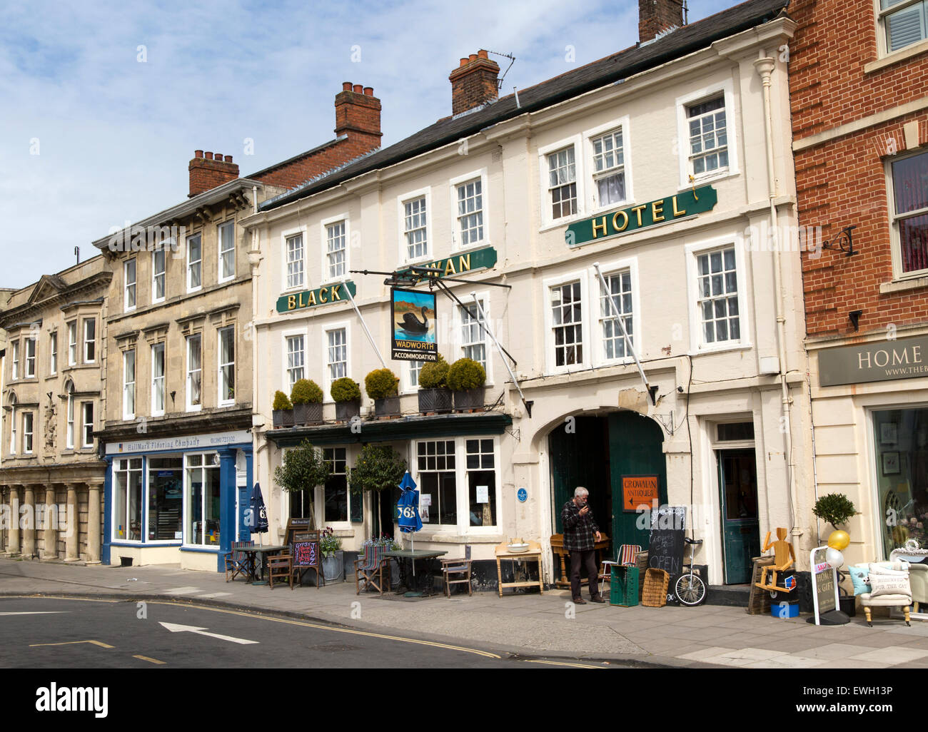 Historic Black Swan Hotel, luogo di mercato, Devizes, Wiltshire, Inghilterra, Regno Unito Foto Stock