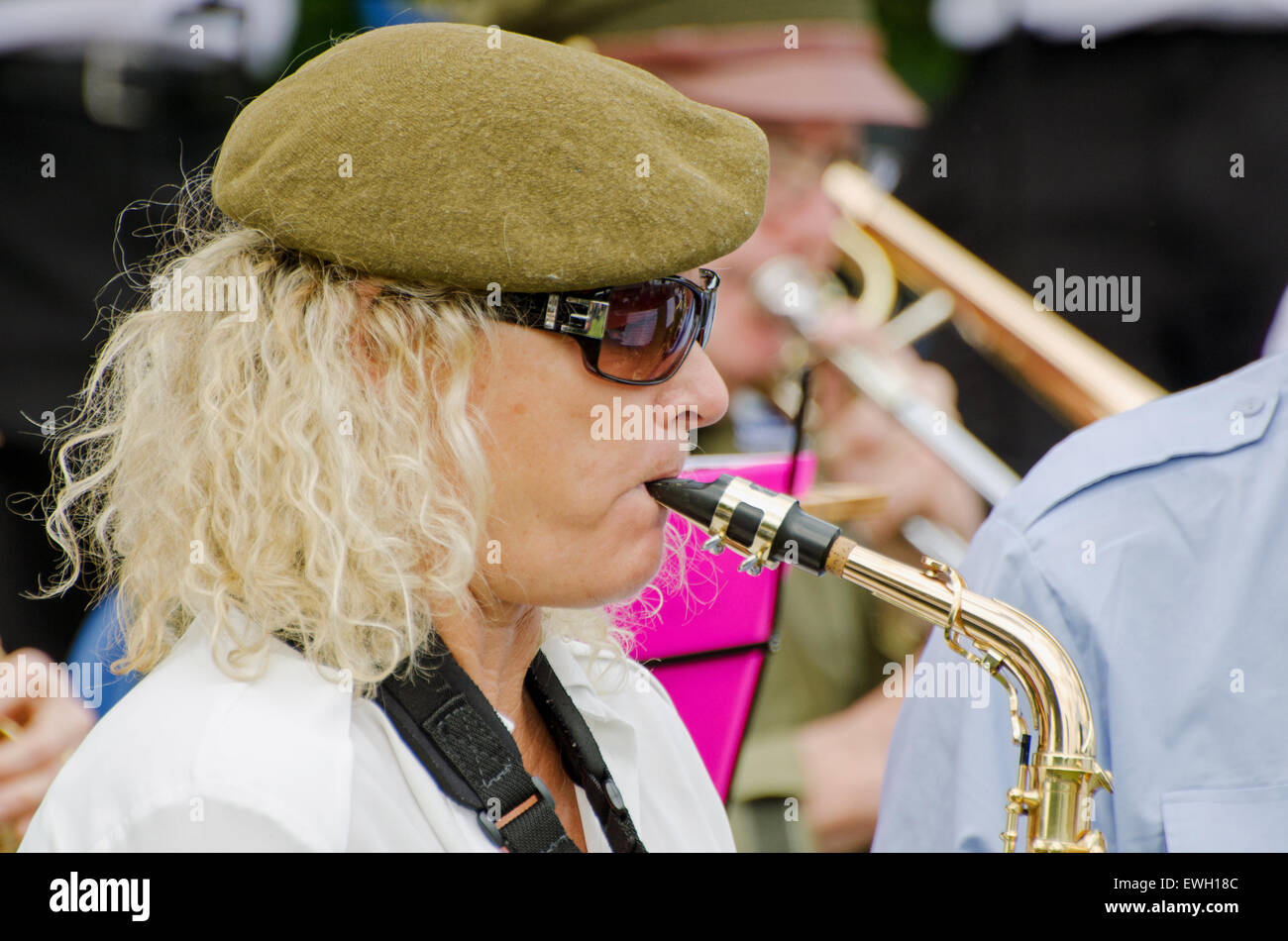 Close-up di una donna che indossa 1940's abbigliamento e riproduzione di un sassofono in una banda di oscillazione. Prese a 1940's rievocazione. Foto Stock