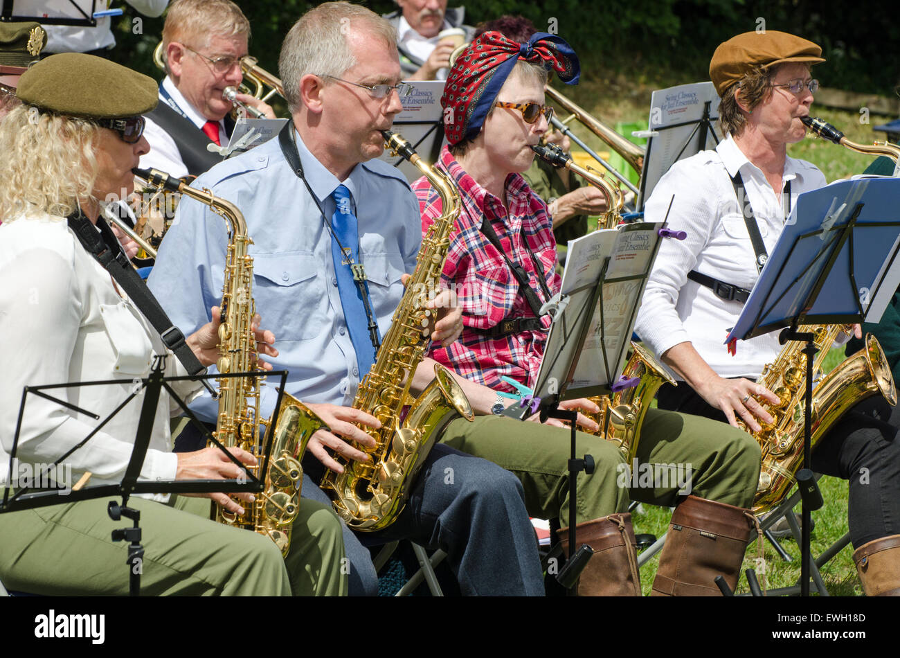 I musicisti in una banda di oscillazione a 1940's rievocazione giocando sassofoni. Foto Stock