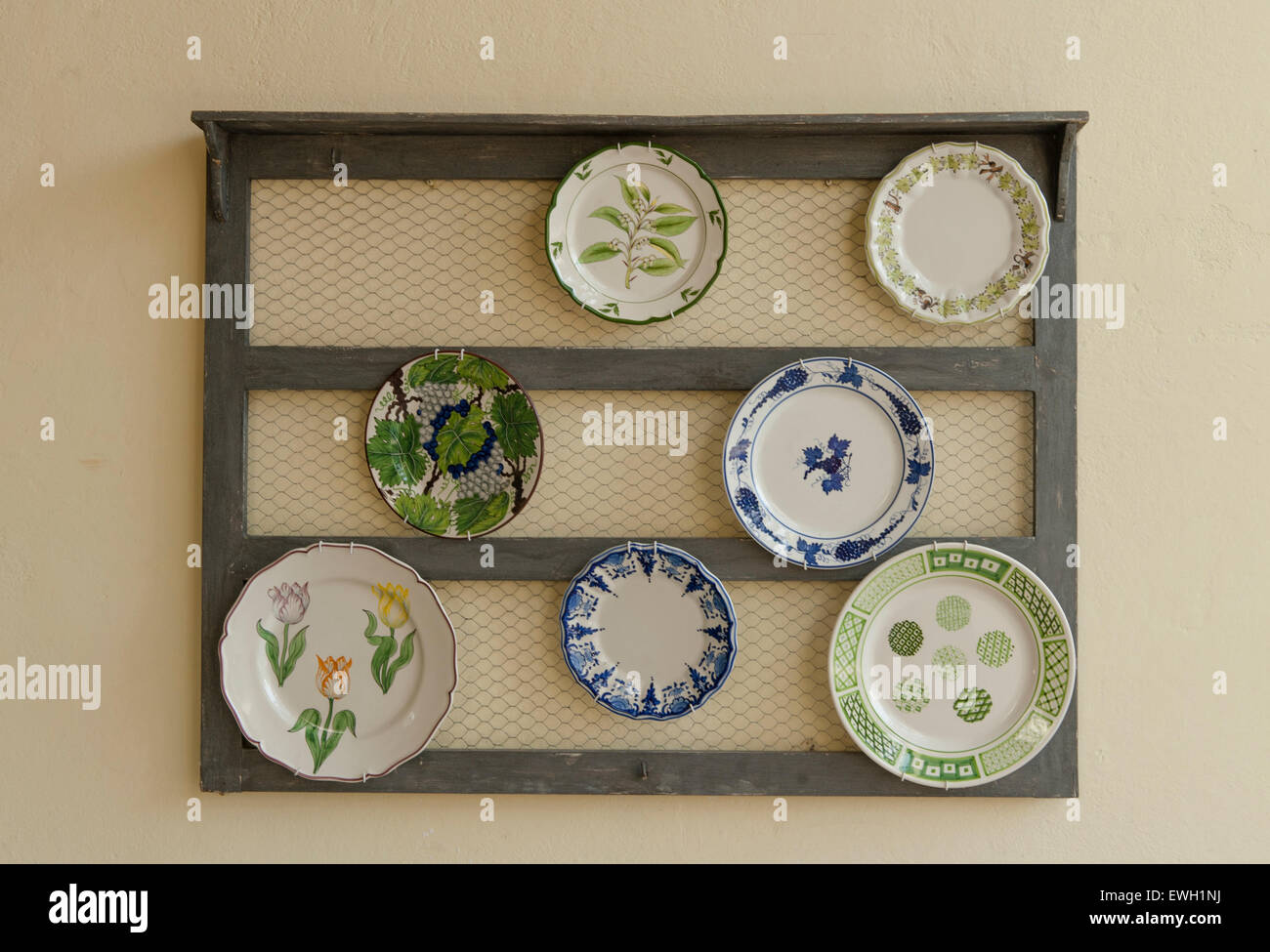 Motivi classici presi dalla natura adornano le piastre fatte a mano di Este Ceramiche Porzellane, Veneto, Italia Foto Stock