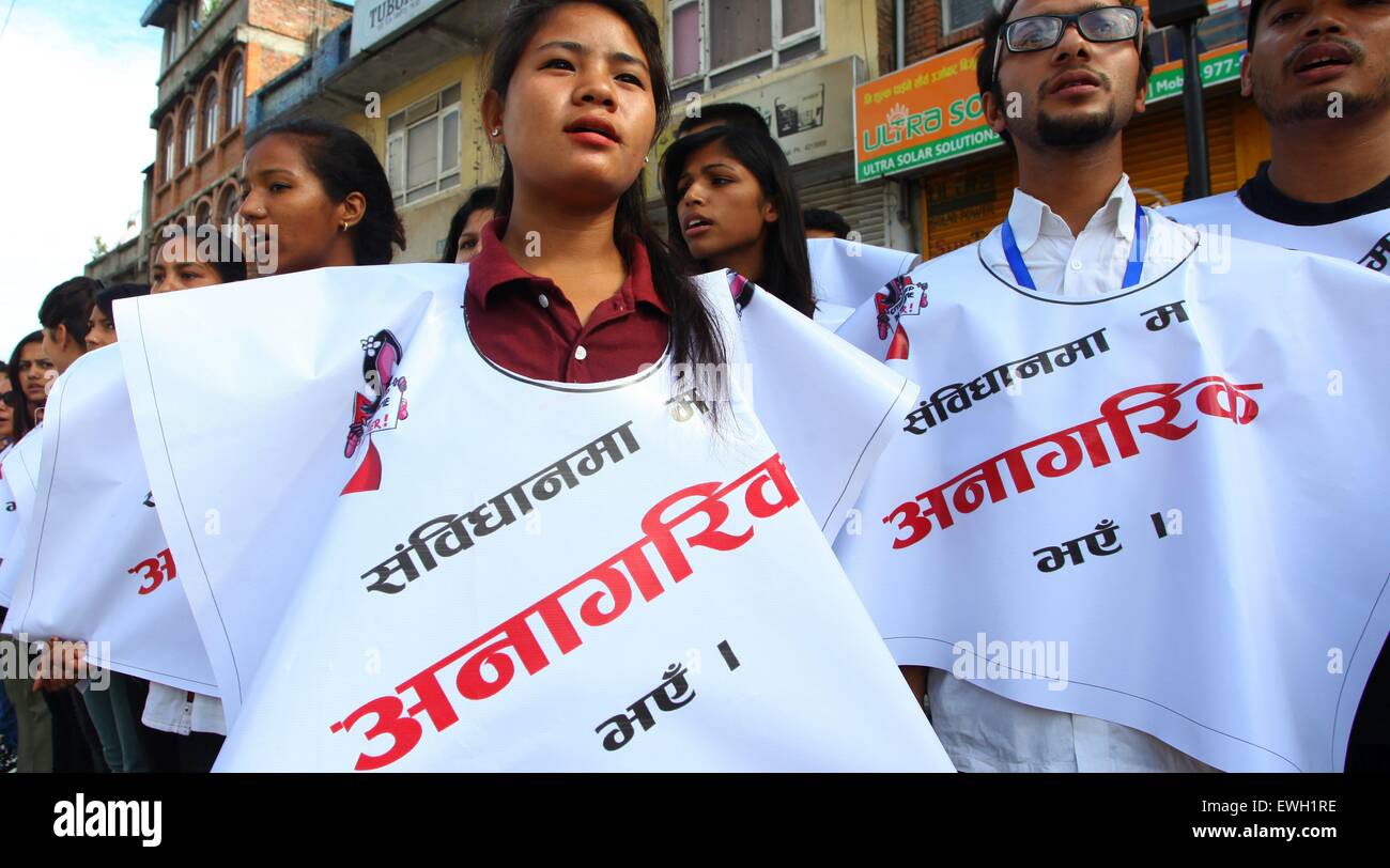 Kathmandu, Nepal. Il 26 giugno, 2015. Gli attivisti con cartelloni frequentare una protesta esigente di fornitura di nuova costituzione di avvalersi della cittadinanza nel nome della madre a Kathmandu, Nepal, 26 giugno 2015. Gli attivisti hanno partecipato a una manifestazione di protesta contro la negazione dei diritti di cittadinanza per i bambini se i loro padri non sono cittadini nepalesi, chiedendo una nuova costituzione per consentire ai bambini di acquisire la cittadinanza attraverso le loro madri. Credito: Sunil Sharma/Xinhua/Alamy Live News Foto Stock
