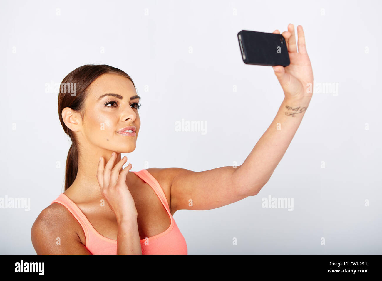 Bella ragazza tenendo selfie Foto Stock