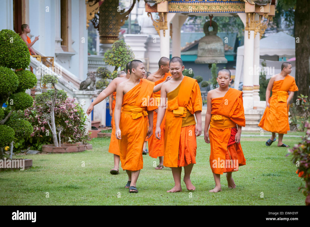 Giovani monaci lasciando il Wiharn Luang dopo la preghiera del mattino al Wat Phra Singh, Chiang Mai, Thailandia Foto Stock