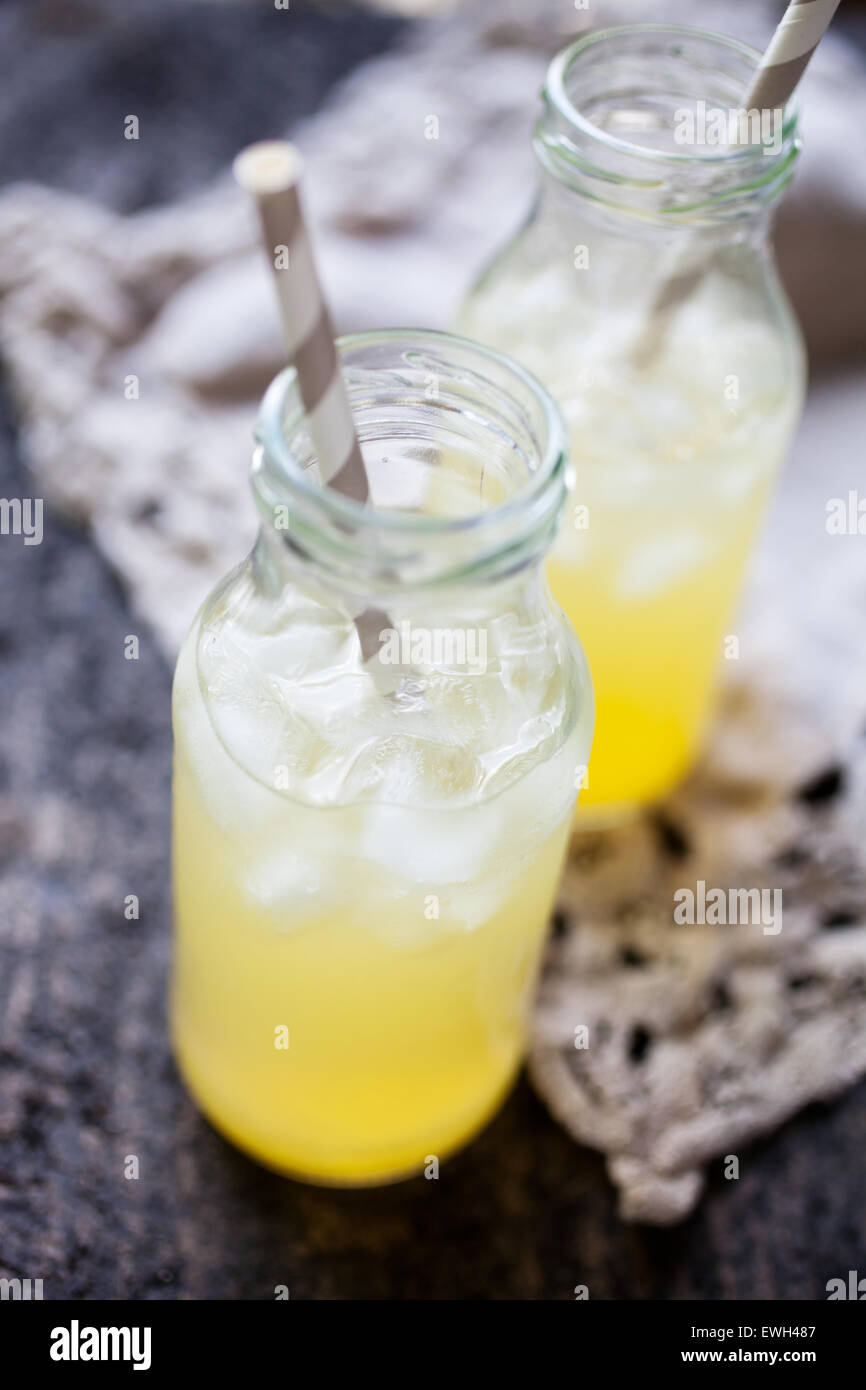 Ice Tea con cannucce di carta Foto Stock