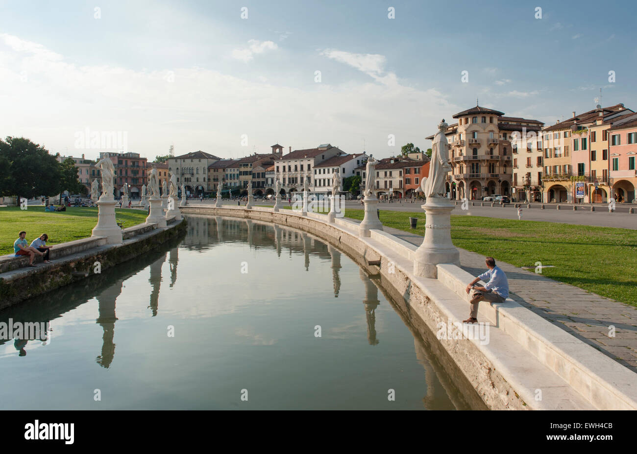 Prato delle Valle con la sua acqua e statue in Padova, Veneto, Italia Foto Stock