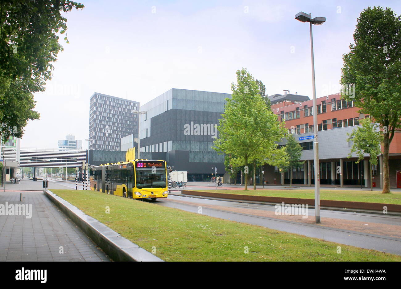 Nuova biblioteca universitaria e facoltà di edifici con Padualaan a De Uithof Campus Utrecht, Paesi Bassi. Autobus di città di passaggio. Foto Stock