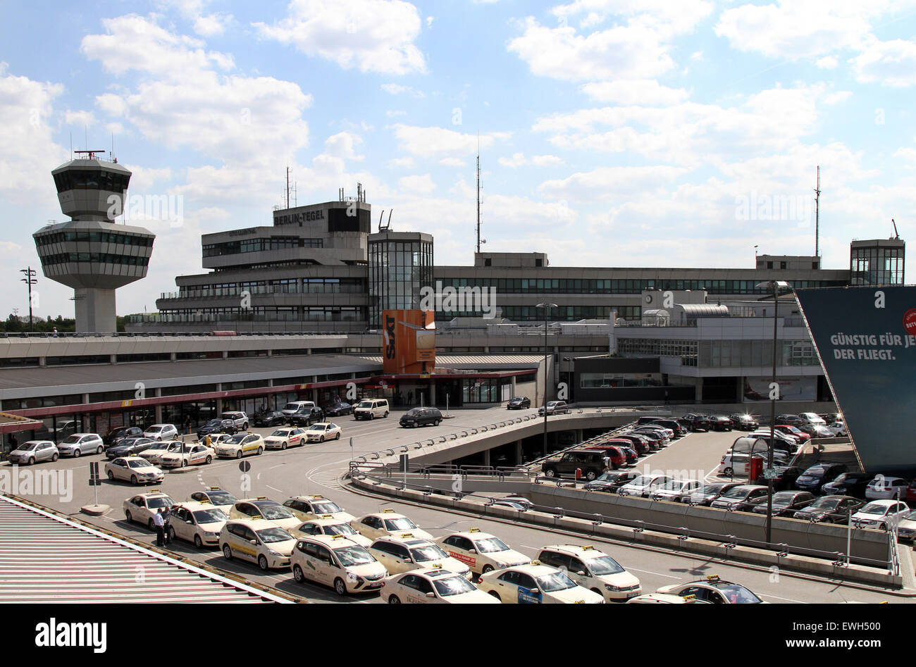 Berlino, Germania, che si affaccia sul cortile e un terminal dell'aeroporto Tegel di Berlino Foto Stock