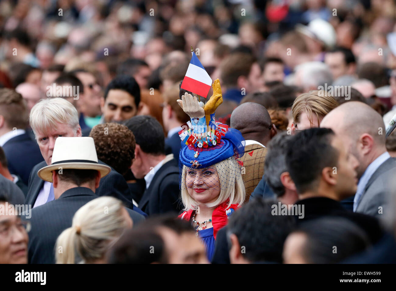 Parigi, Francia, elegantemente vestito donna con cappello nella nazionale francese colori Foto Stock
