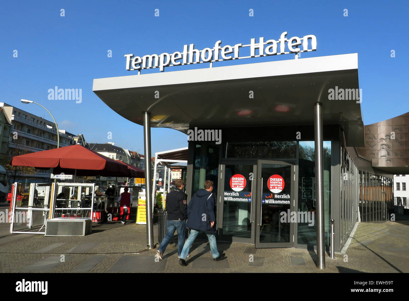 Berlino, Germania, ingresso laterale al centro commerciale Tempelhofer Hafen Foto Stock