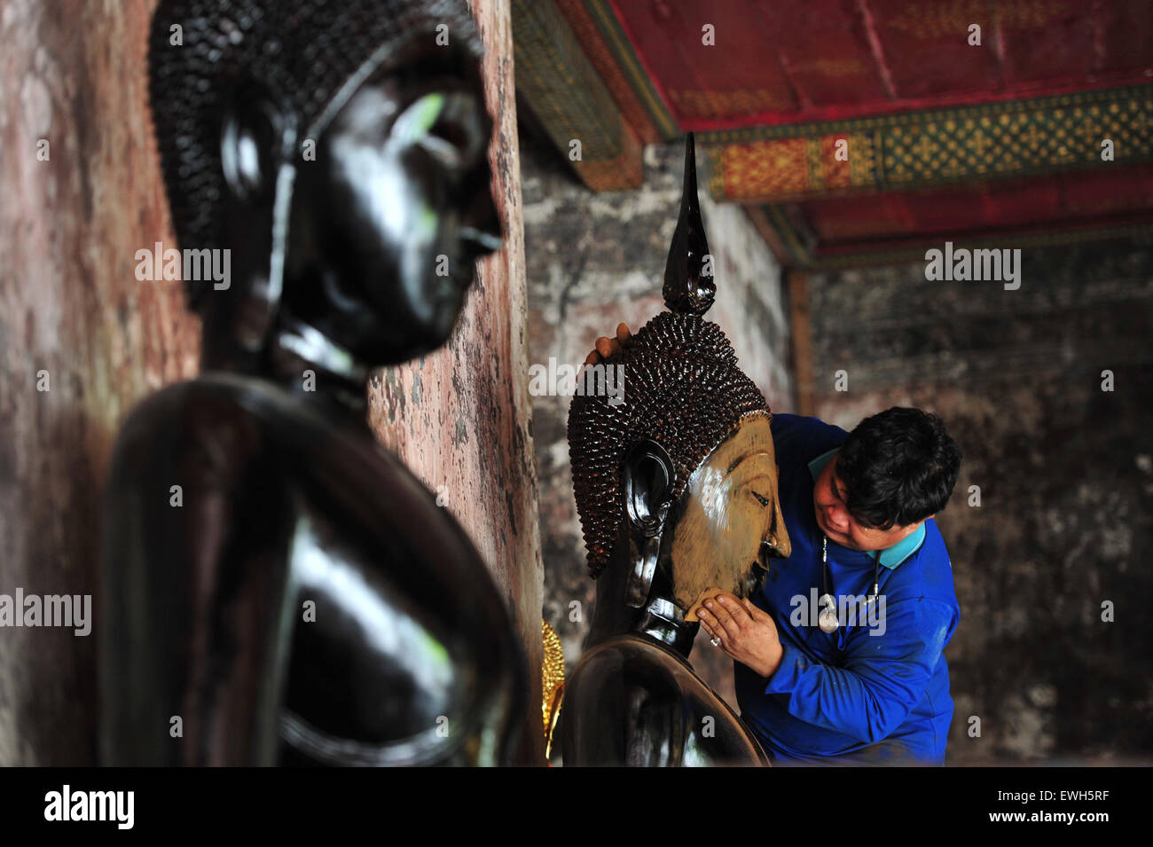 Bangkok, Tailandia. Il 26 giugno, 2015. Un lavoratore frega una statua di Buddha a Suthat Thepwararam tempio a Bangkok, Thailandia, 26 giugno 2015. © Rachen Sageamsak/Xinhua/Alamy Live News Foto Stock