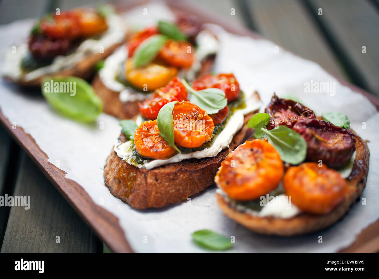 Bruschetta con metà pomodori secchi e basilico Foto Stock