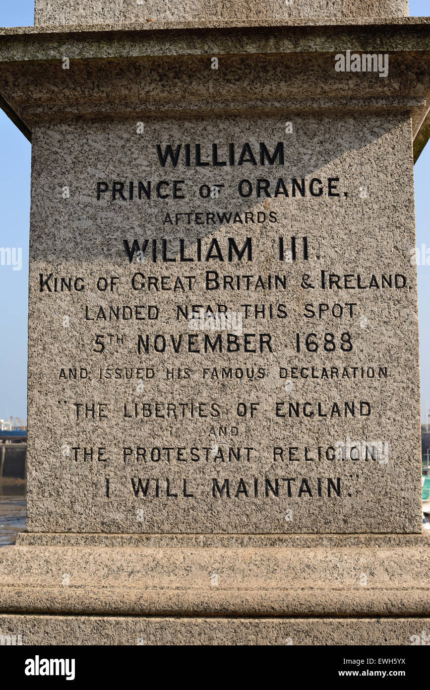 L'iscrizione sulla statua di Guglielmo d Orange accanto a Brixham Harbour. Foto Stock