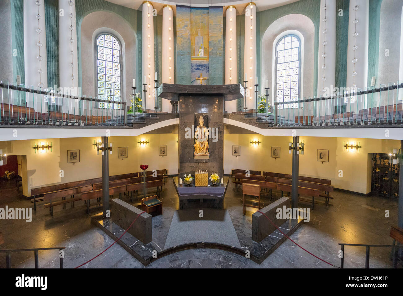 Interno della St Hedwigs cattedrale nel quartiere Mitte Berlino Germania Foto Stock