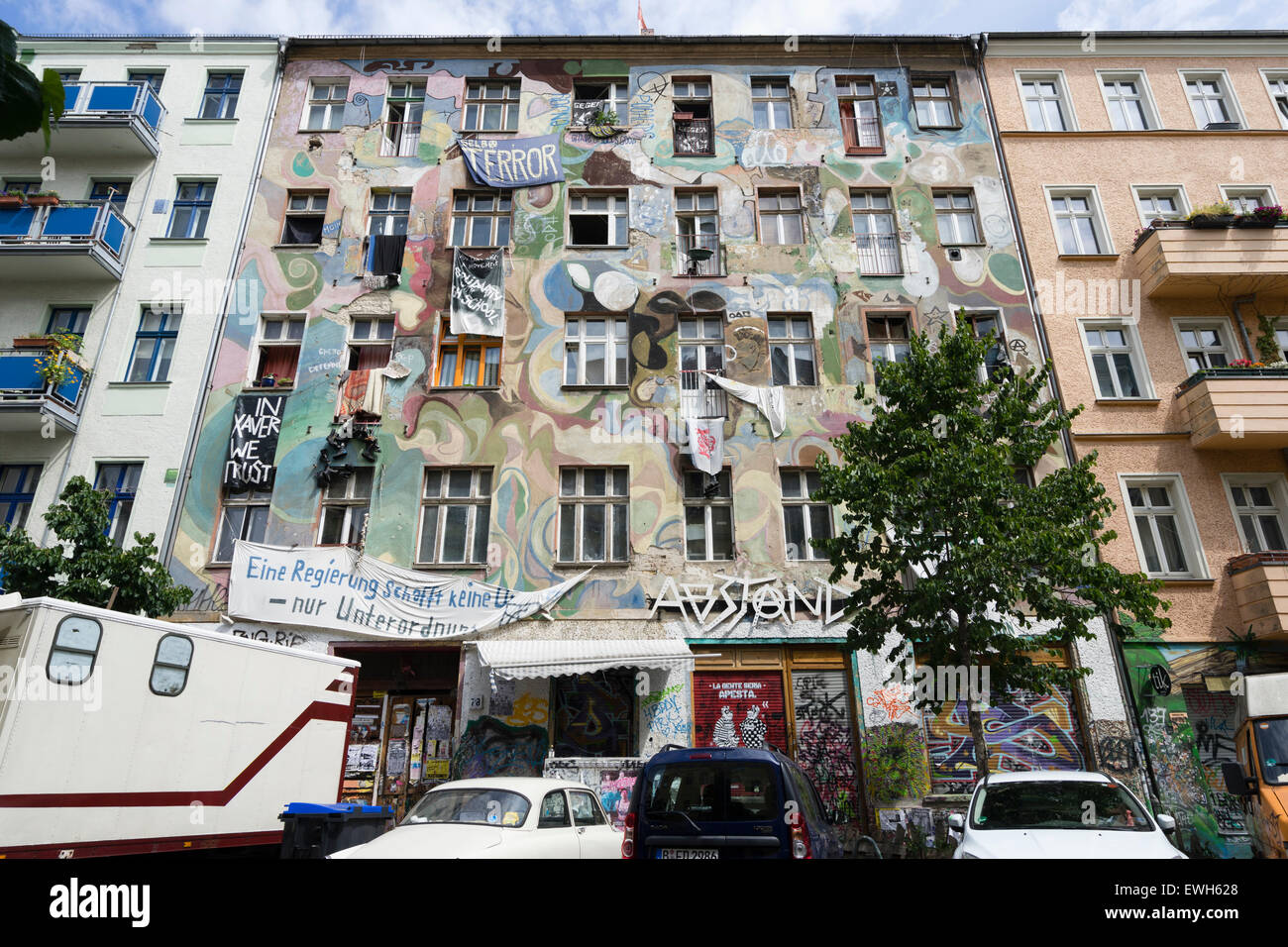 Tenement appartamento edificio utilizzato come uno squat nel quartiere Friedrichshain di Berlino Germania Foto Stock