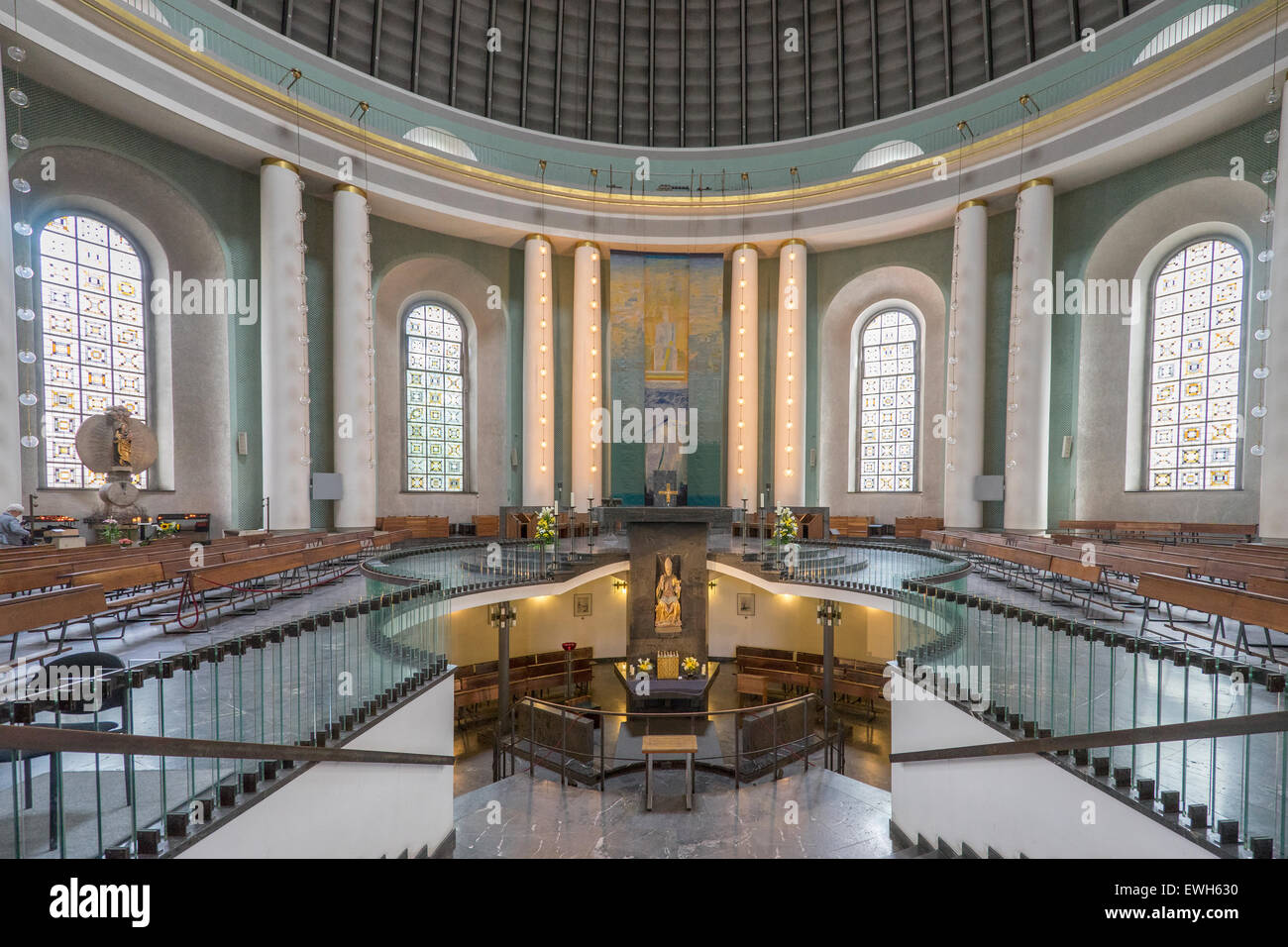 Interno della St Hedwigs cattedrale nel quartiere Mitte Berlino Germania Foto Stock