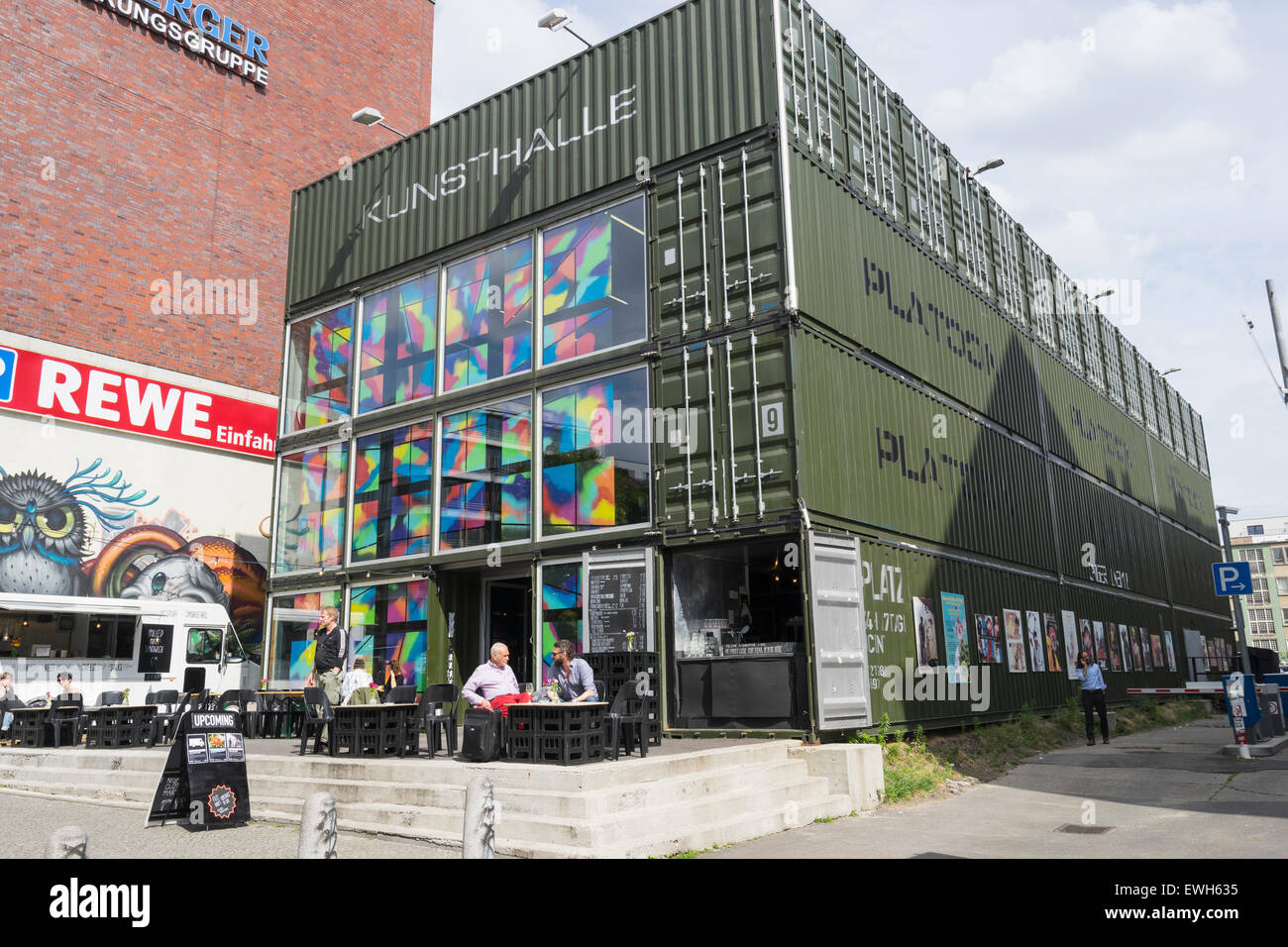 Plotone Kunsthalle art center costruito da contenitori di spedizione in Prenzaluer Berg a Berlino Germania Foto Stock