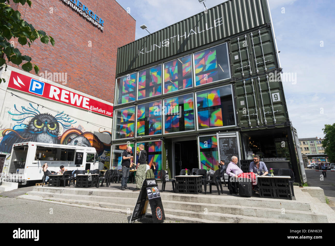 Plotone Kunsthalle art center costruito da contenitori di spedizione in Prenzaluer Berg a Berlino Germania Foto Stock