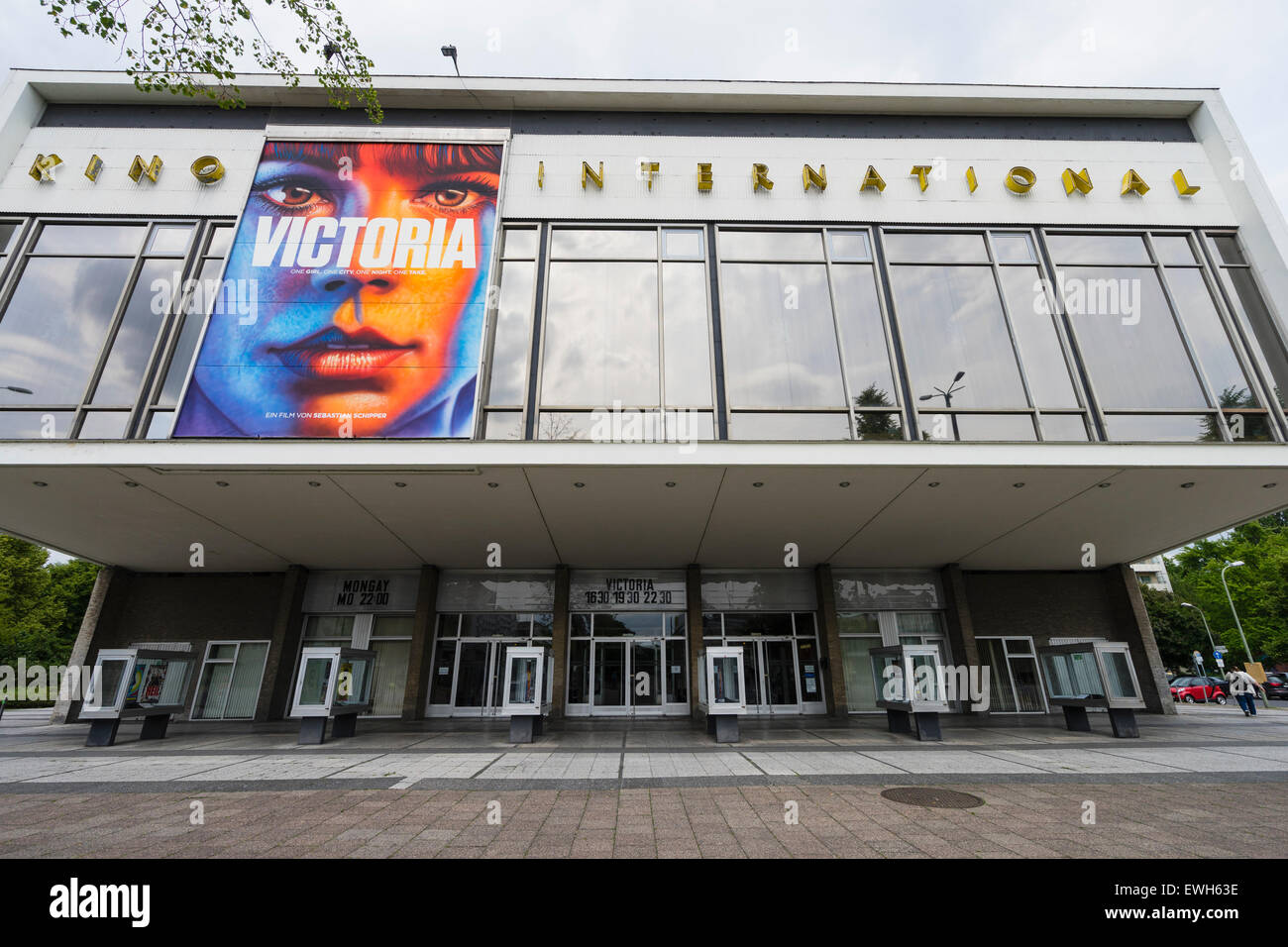 Vista esterna del centro storico di Kino cinema internazionale nella ex Berlino est su Karl Marx Avenue a Berlino Germania Foto Stock