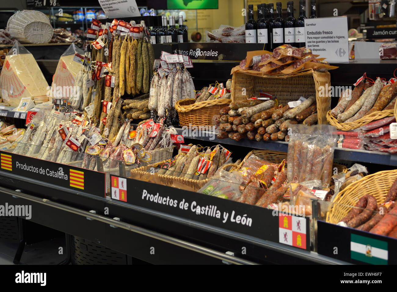 Supermercato display indurito di salsicce e formaggio, Spagna Foto Stock