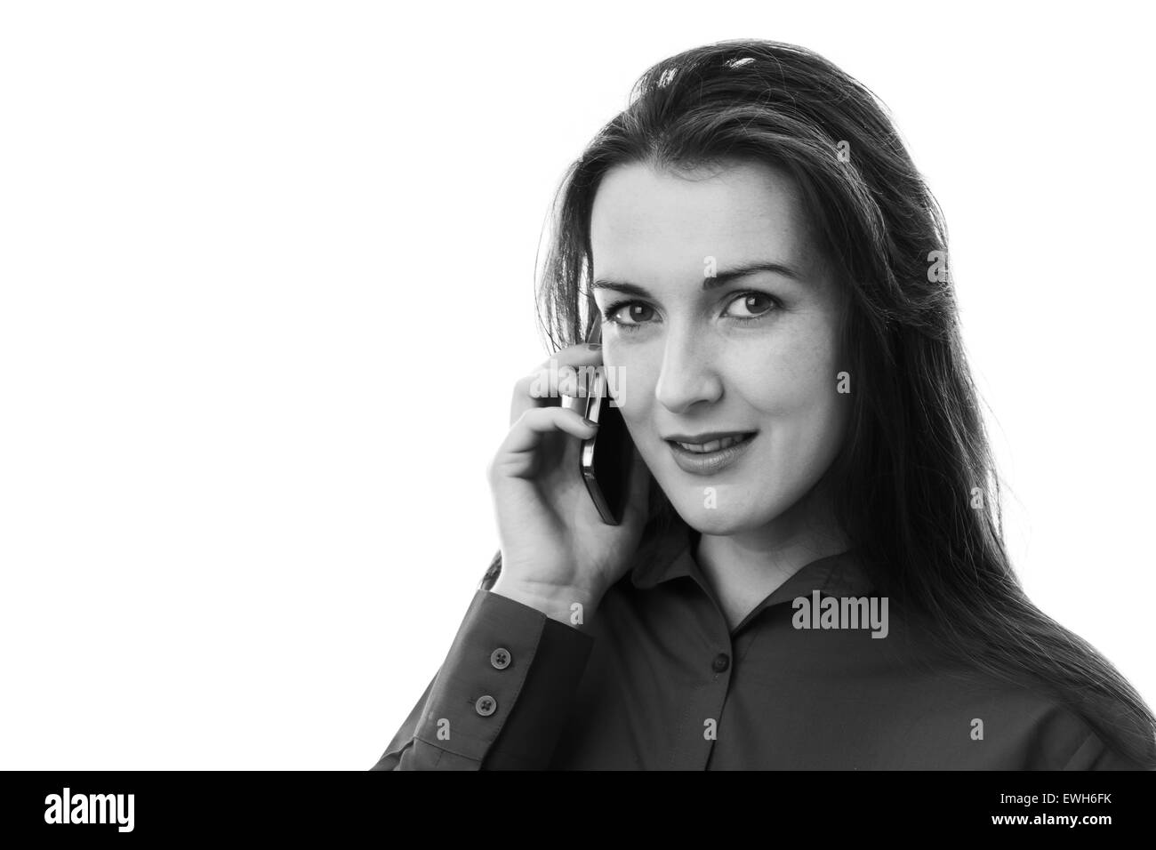 Donna di lavoro utilizzando un telefono cellulare Foto Stock