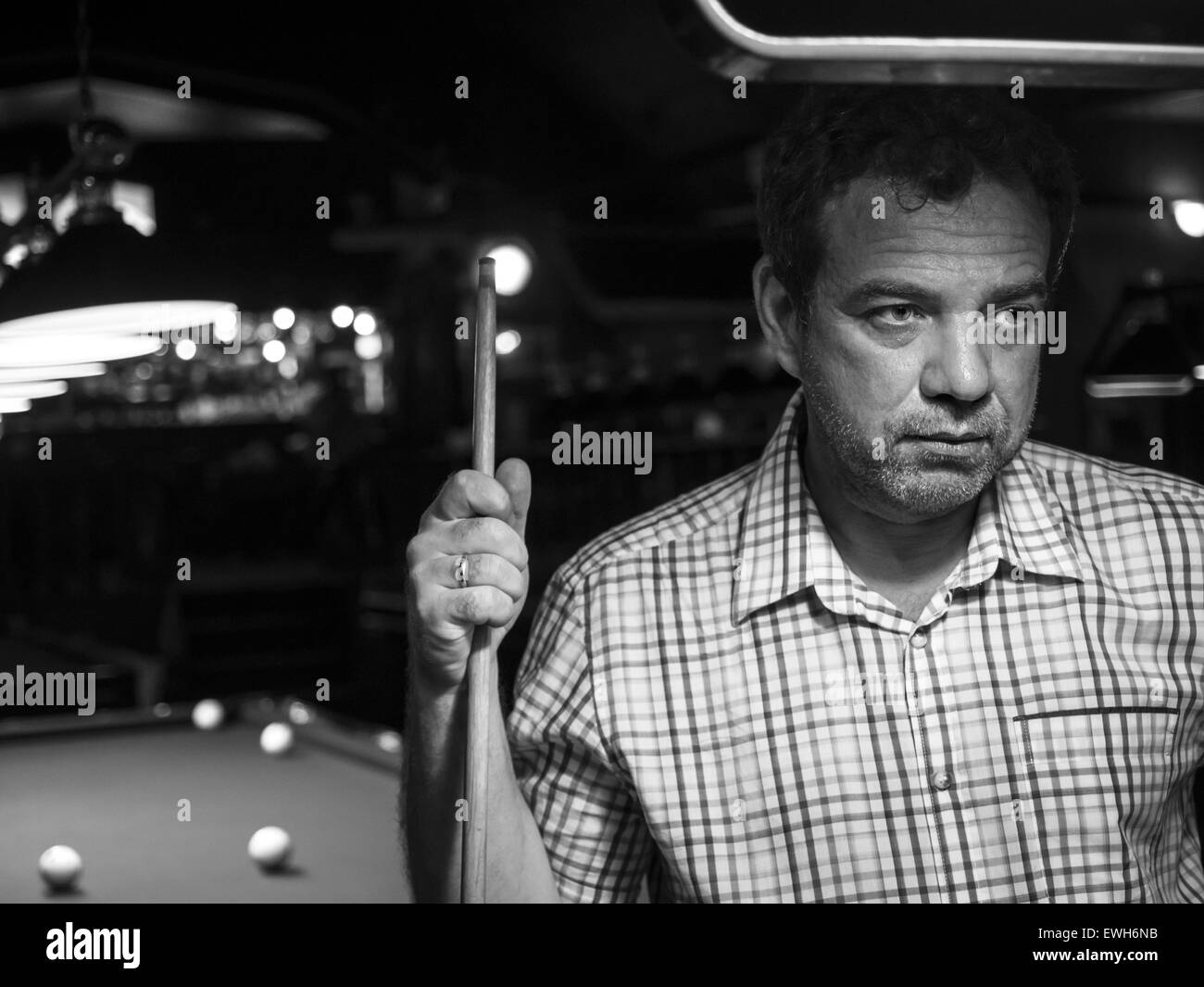 Giugno 14, 2015 - uomo maturo giocando a biliardo © Igor Golovniov/ZUMA filo/ZUMAPRESS.com/Alamy Live News Foto Stock