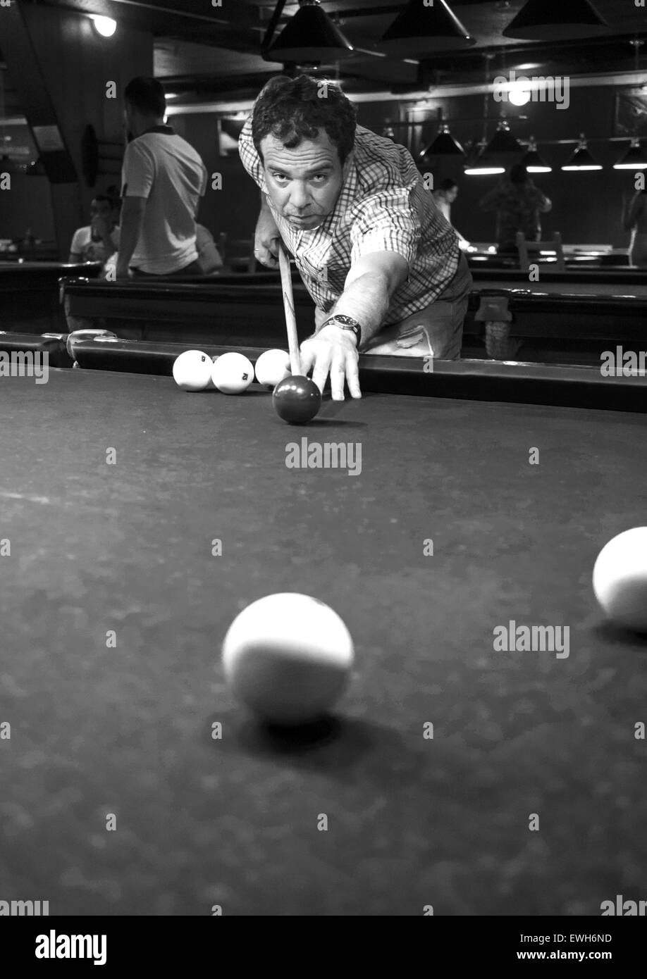 Giugno 14, 2015 - uomo maturo giocando a biliardo (credito Immagine: © Igor Golovniov/ZUMA filo/ZUMAPRESS.com) Foto Stock