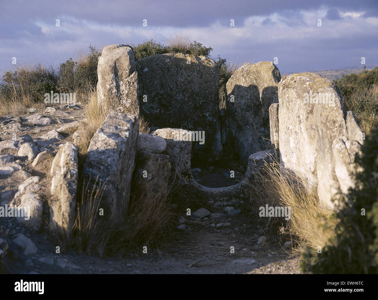 Tomba megalitica. Dolmen di Portillo de Eneriz. Vicino a Artajona. La Navarra. Spagna. Foto Stock