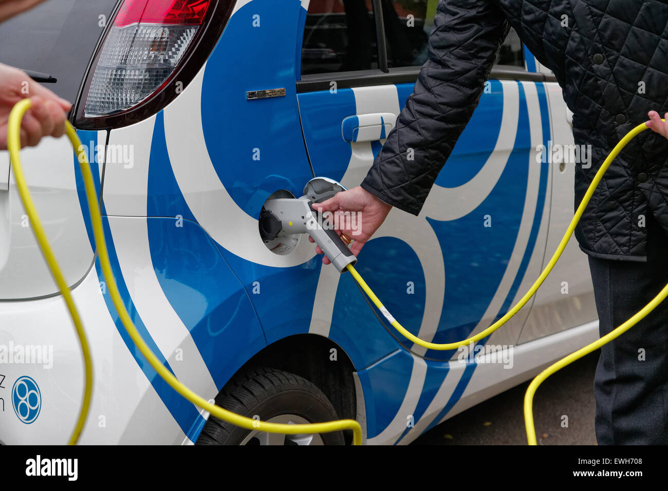 Berlino, Germania, invitare un e-scooter su una strada lanterna Foto Stock