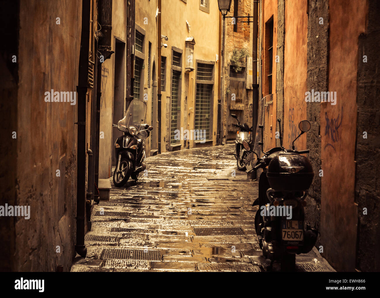 Moto parcheggiata in un alletway a Firenze, Italia Foto Stock