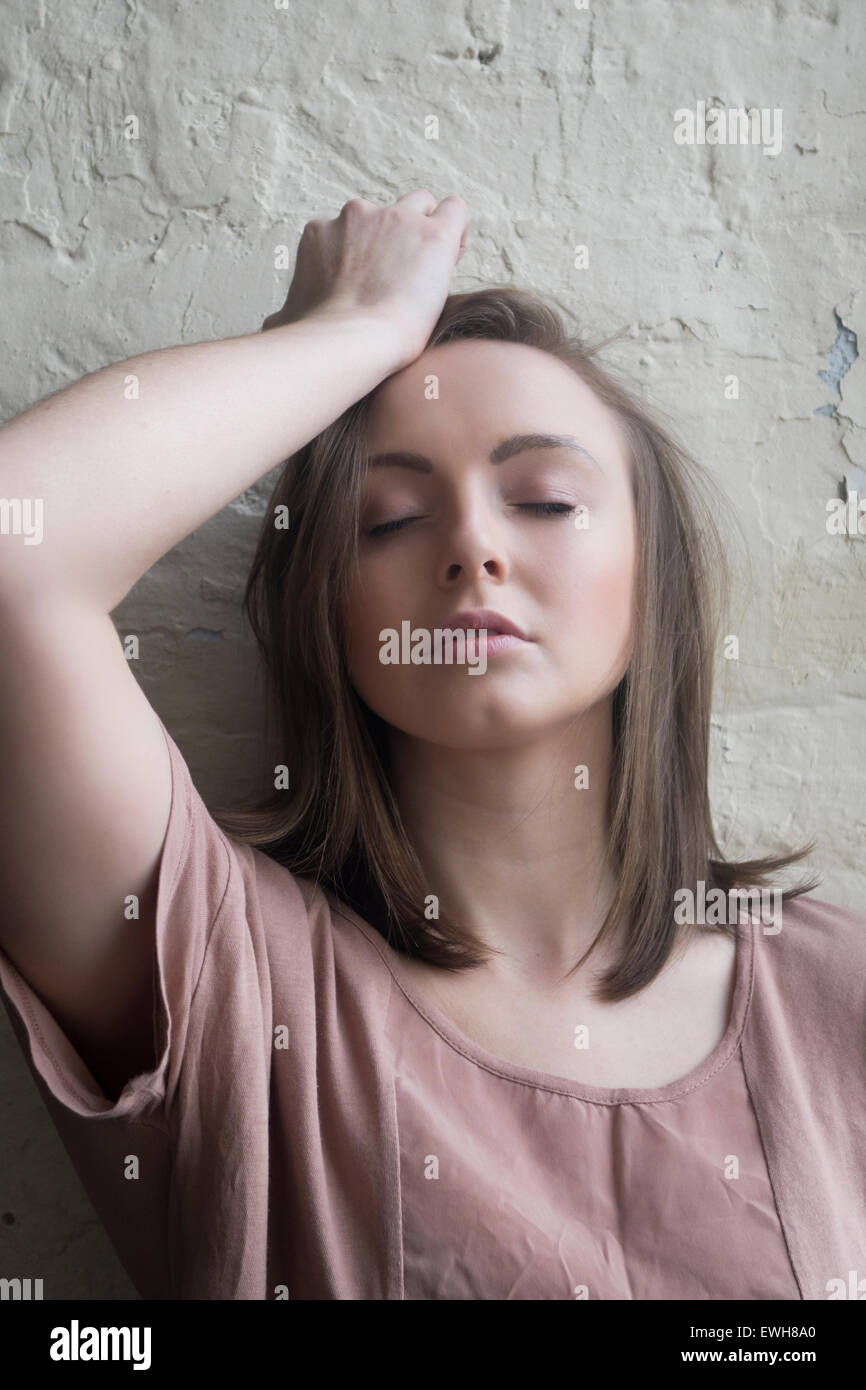 Giovane donna la mano sulla testa del dolore Foto Stock
