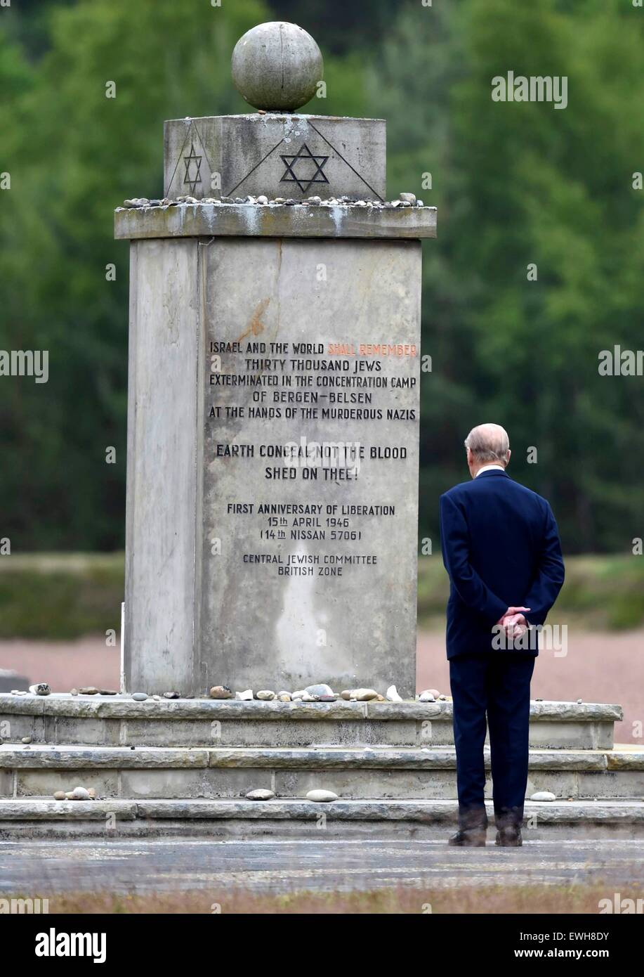 Celle, Germania. Il 26 giugno, 2015. La Gran Bretagna è il principe Filippo si trova di fronte al monumento ebraico in corrispondenza del sito dell'ex nazista di prigioniero di guerra e campi di concentramento Bergen-Belsen, Germania, 26 giugno 2015. La regina Elisabetta e il Duca di Edimburgo sono su una tre giorni di visita di Stato in Germania. Foto: FABIAN BIMMER/dpa Credito: dpa picture alliance/Alamy Live News Foto Stock