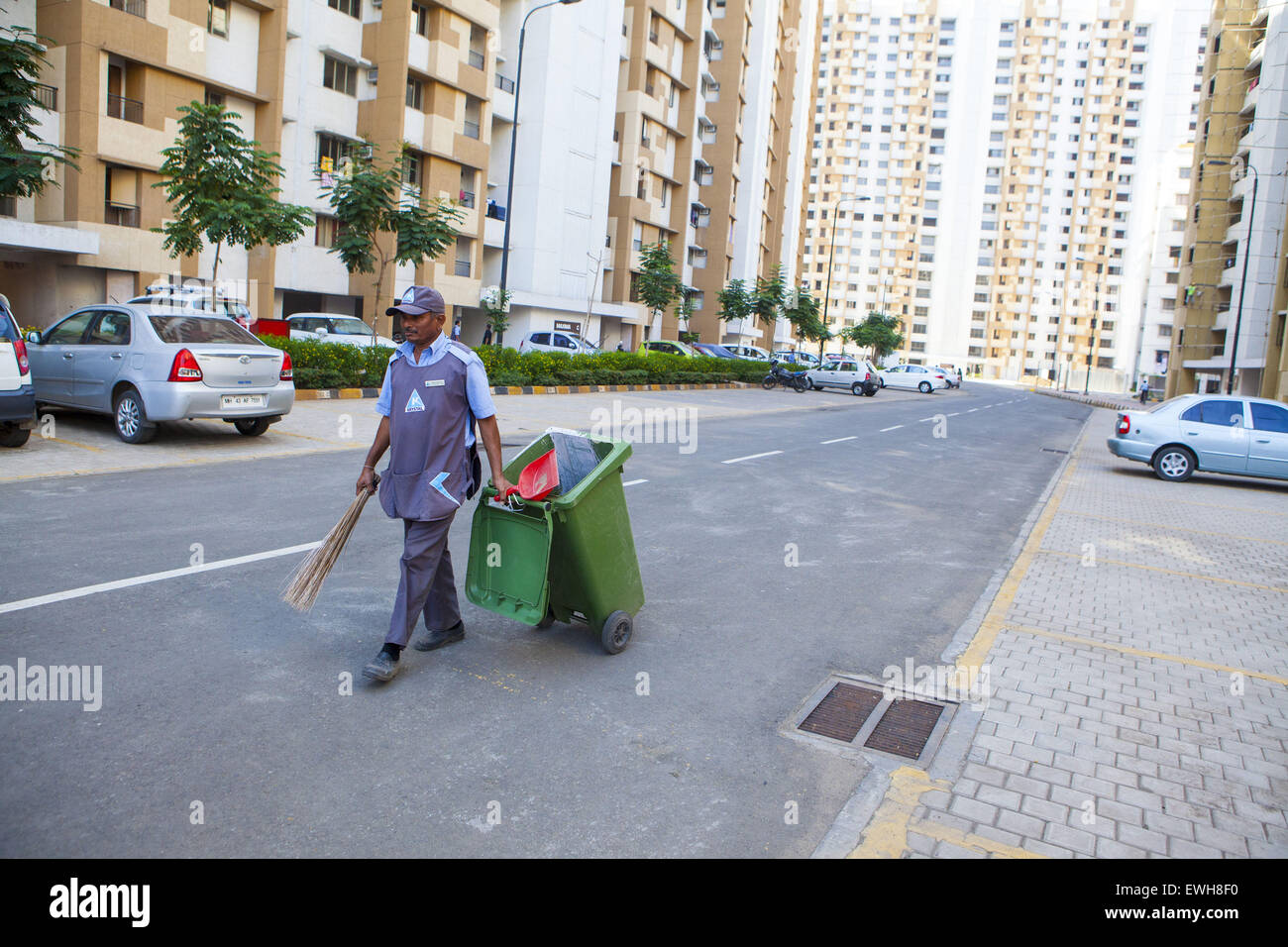 Città Palava, Maharashtra, India. Xvii Mar, 2015. 17 Marzo 2015 : Mumbai-INDIA:.una casa mantenere personale al lavoro nella città di Palava.Palava è uno dei più grandi Ã"pianificato smart city' iniziative in tutto il mondo. Situato in Mumbai Regione Metropolitana, Palava è il più grande di sempre, privato completamente pianificato lo sviluppo urbano in India. La città è previsto per alloggiare oltre 100,001 famiglie e creare circa 350.000 posti di lavoro attraverso il suo quartiere degli affari e degli sviluppi commerciali. Sviluppato dal gruppo Lodha come una città sorella di Mumbai, tutta la città si sviluppa su 4.000 acri. La pianificazione di Foto Stock