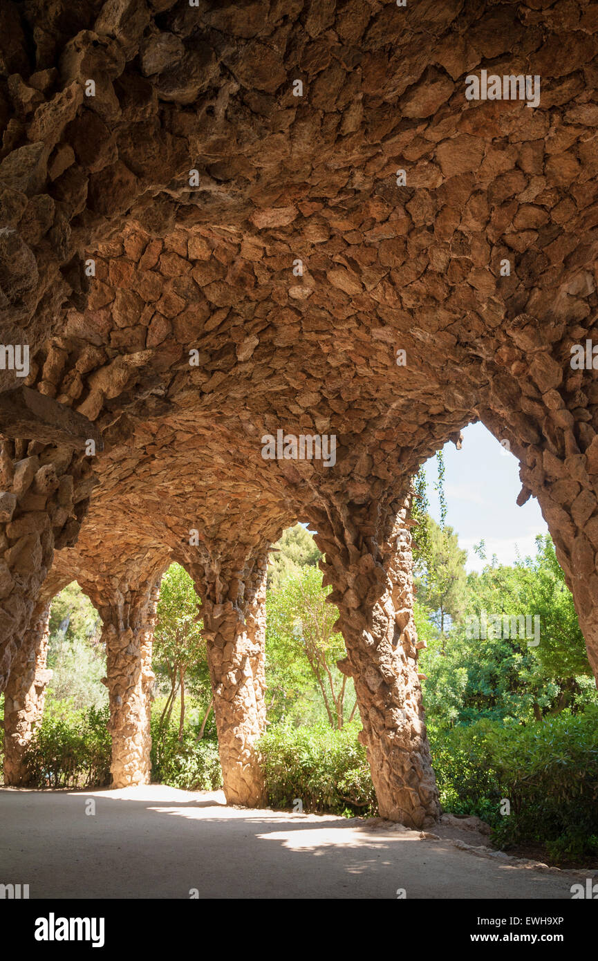 PARC GUELL (Parco Guell) all'interno del portico di carrozza progettato da Antonio Gaudi. Barcellona, Spagna. Foto Stock