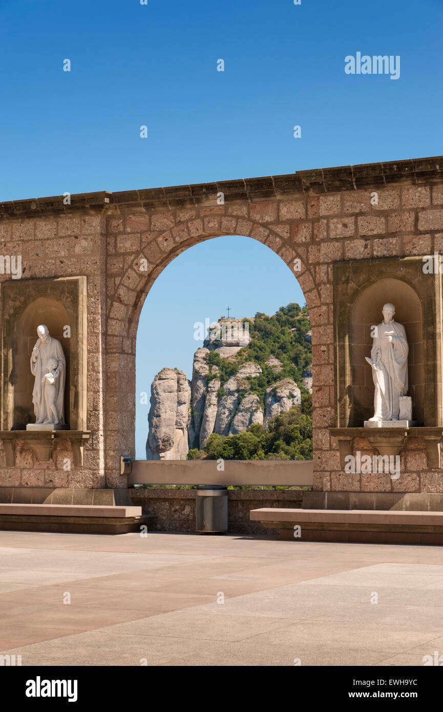 Vista della Croce di San Michele dal monastero benedettino DELL'ABBAZIA DI SANTA MARIA DE MONTSERRAT. Catalogna Spagna Foto Stock