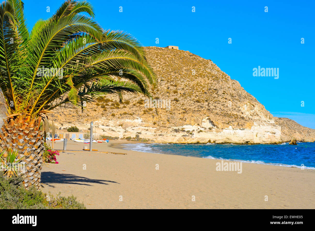 Una vista della spiaggia di Agua Amarga in Cabo de Gata-Nijar parco naturale, nella provincia di Almeria, in Spagna Foto Stock