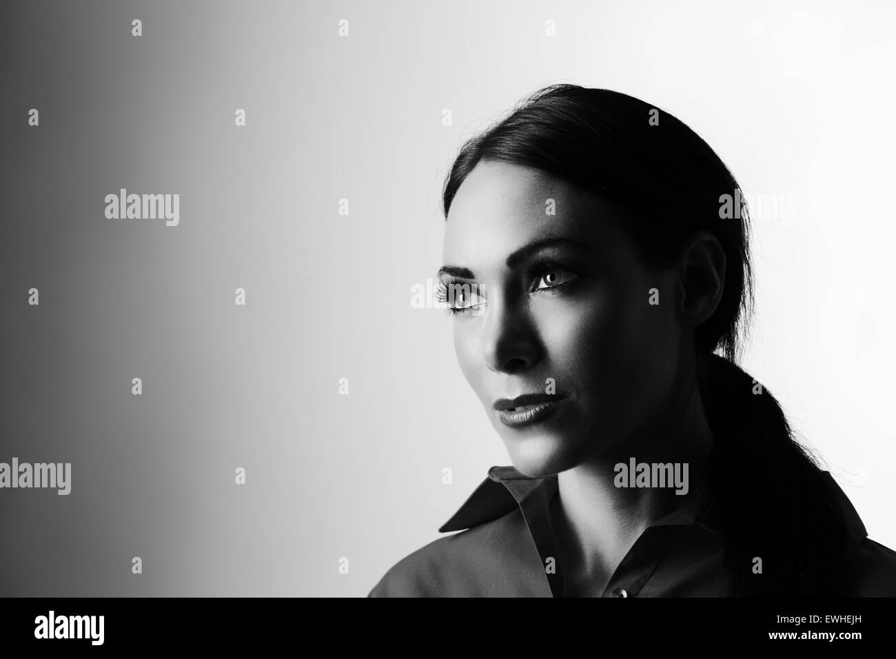 Tasto alto ritratto di un bel pensiero femminile Foto Stock