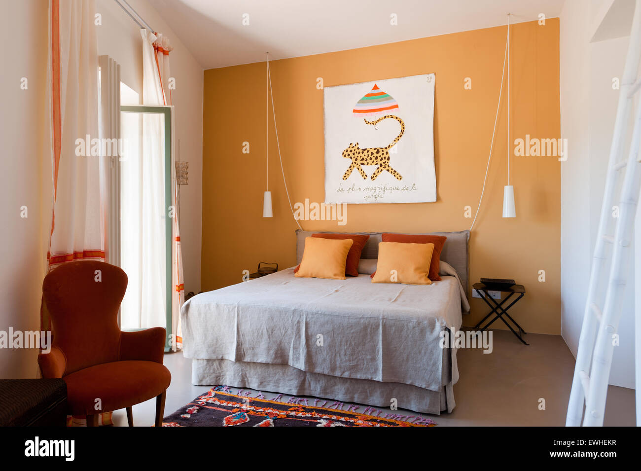 Xix secolo cattedra italiana in camera da letto con parete di colore  arancione e bianco e tende rosse realizzato dall'India saris Foto stock -  Alamy
