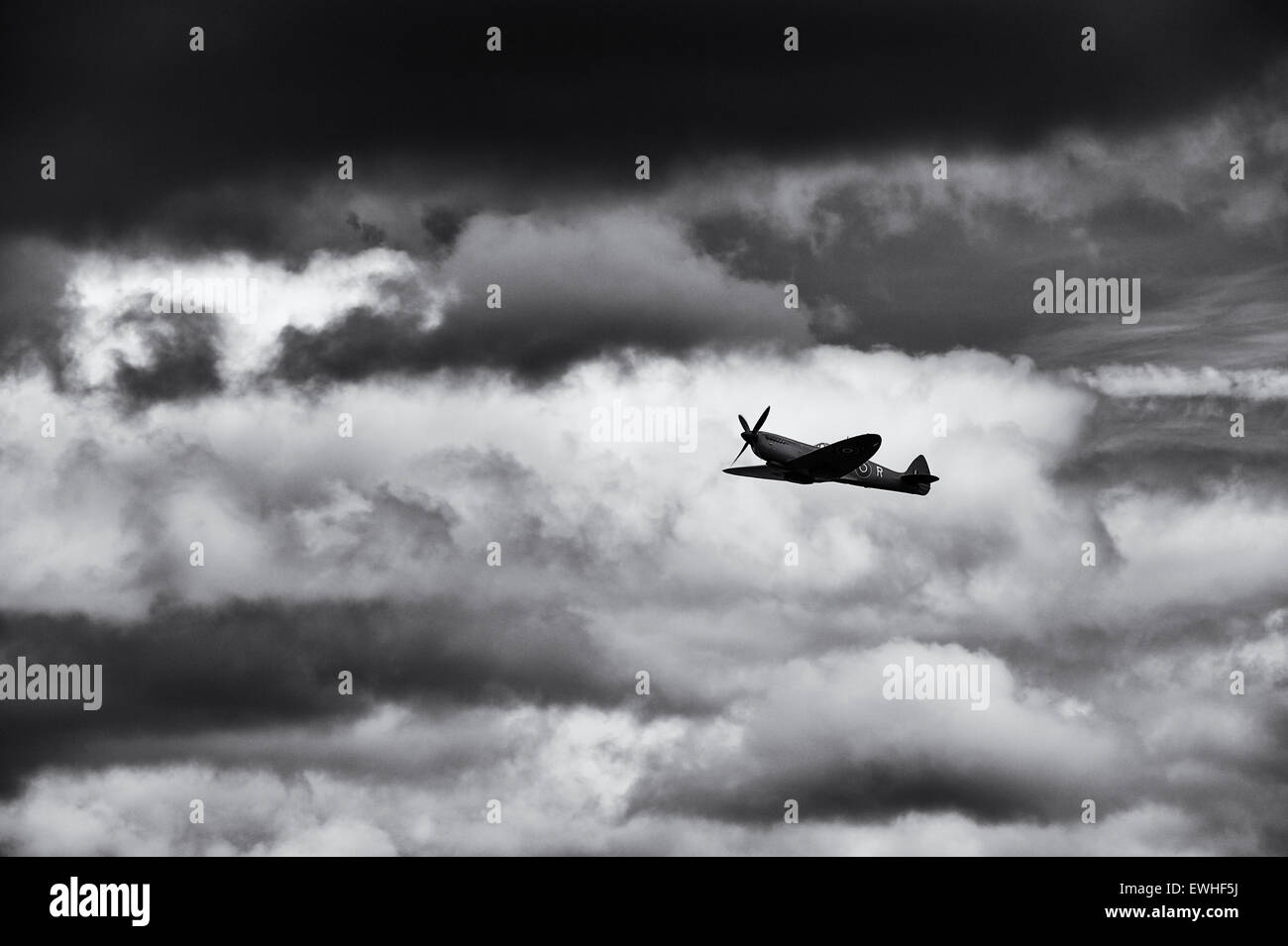Spitfire e moody di nuvole a Bicester festival volano. Oxfordshire, Inghilterra. Monocromatico Foto Stock Spitfire e moody di nuvole a Bicester festival volano. Oxfordshire, Inghilterra. Monocromatico Foto Stock
