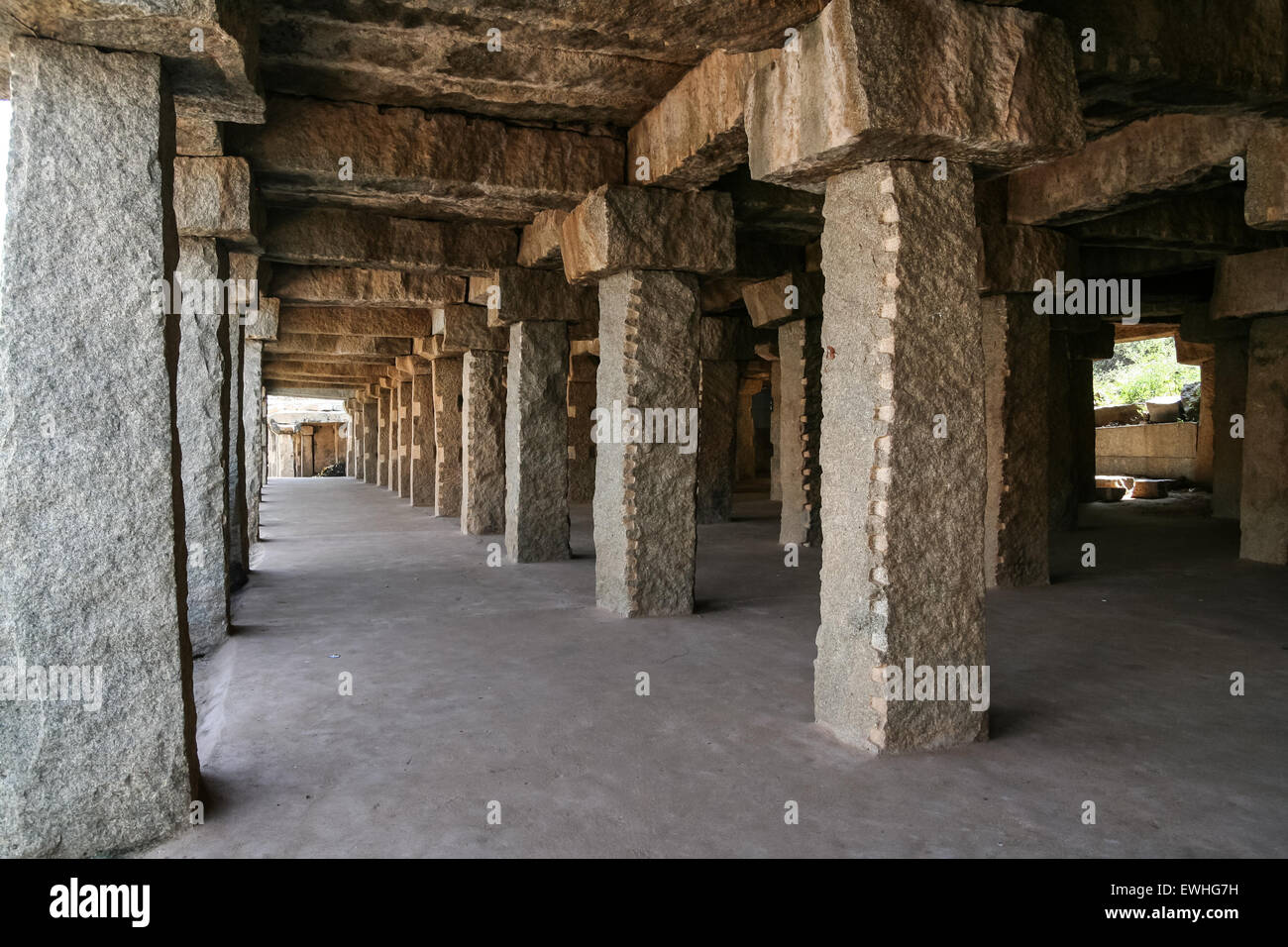 Pilastro di pietra lungo corridoio in hampi Foto Stock