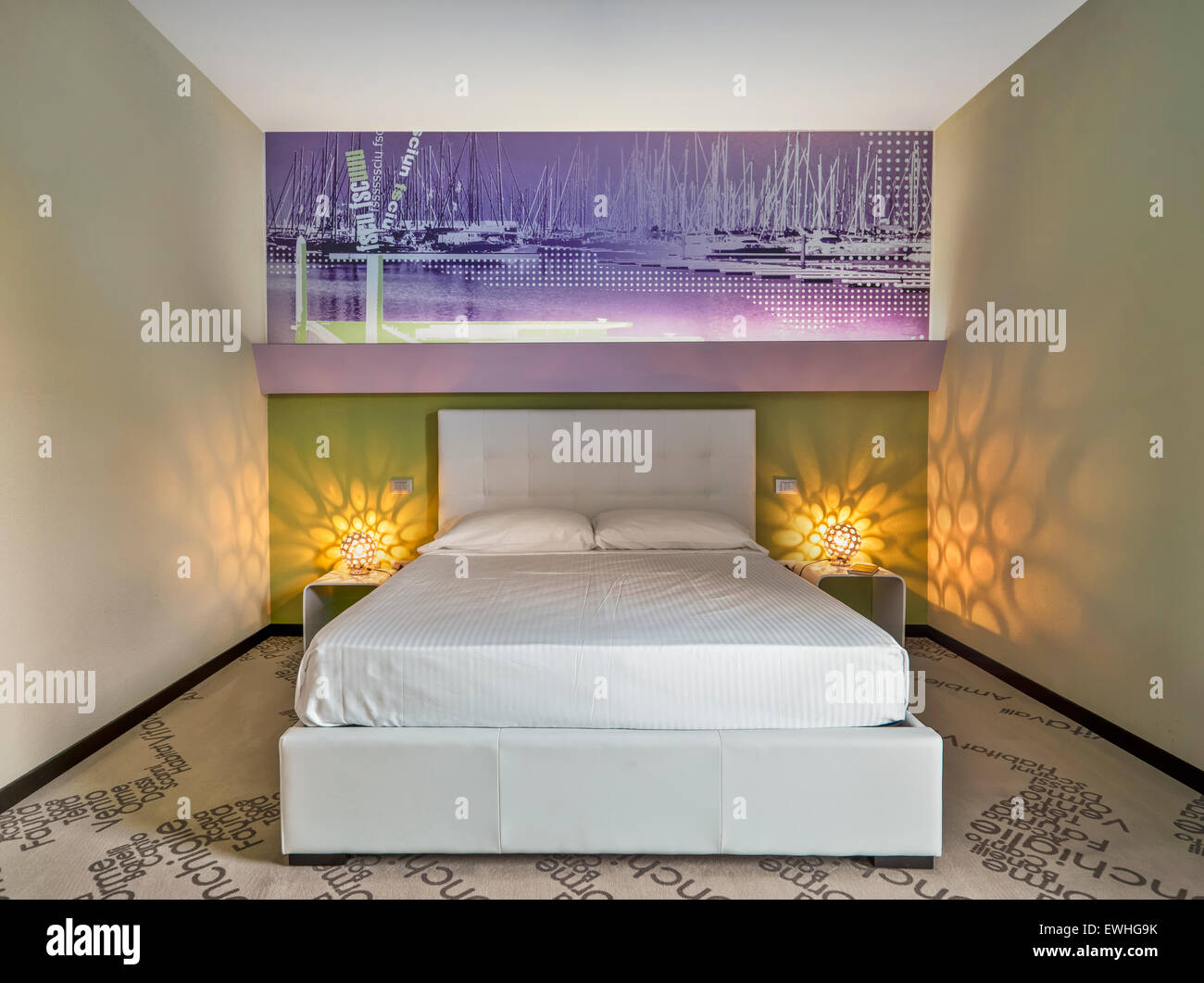 Vista interna di una moderna camera da letto in hotel Foto Stock